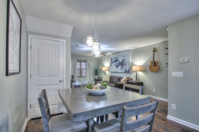 Building Photo - 1215 Riverbrook Dr