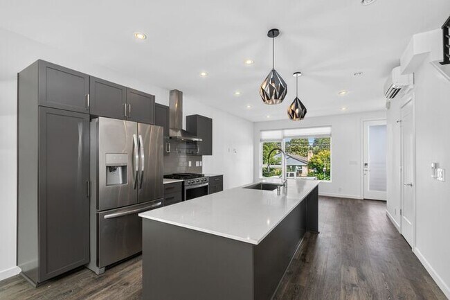 Building Photo - ULTRA-MODERN Air Conditioned Townhome in Beacon Hill (1st Month Free)
