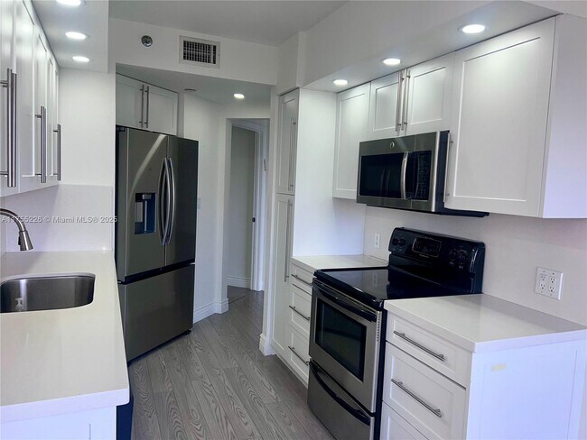 Building Photo - 20185 E Country Club Dr