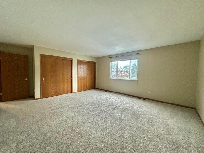 Building Photo - 335 Nicole Ct