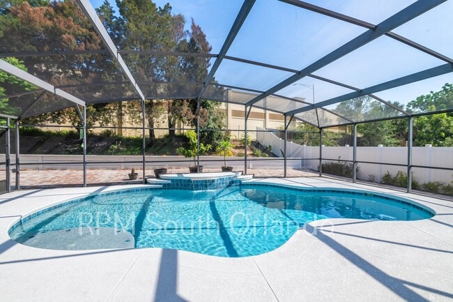 Building Photo - 4 Bedroom, 2 bathroom, 2 car garage, pool, backyard, close to Universal Studios and International...