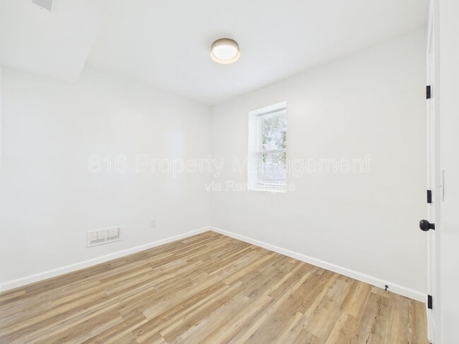 Building Photo - 633 S Fuller Ave