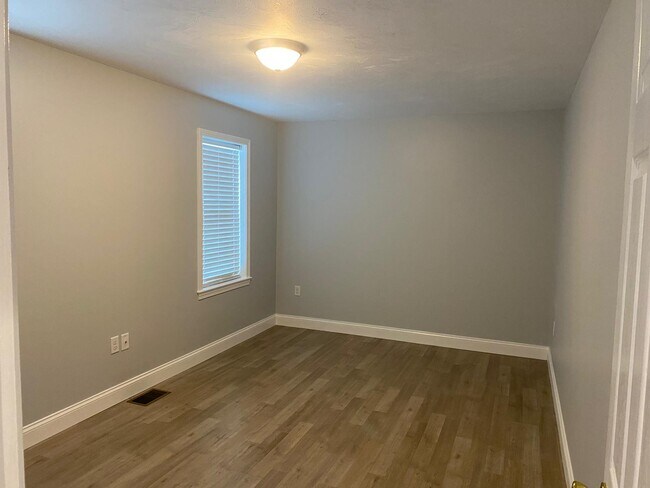 Building Photo - 547 Main St