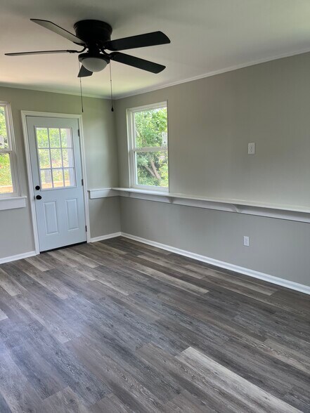 Building Photo - 208 E Vineland Rd