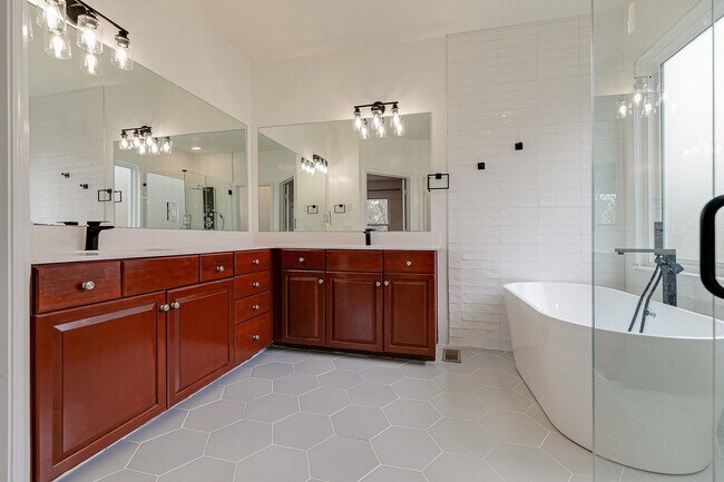 Building Photo - 808 Callahan Pl