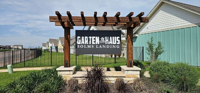 Building Photo - Townhome With Fenced Yard, Neighborhood Pickleball Court, Dog Park, Yard Maintenance Paid