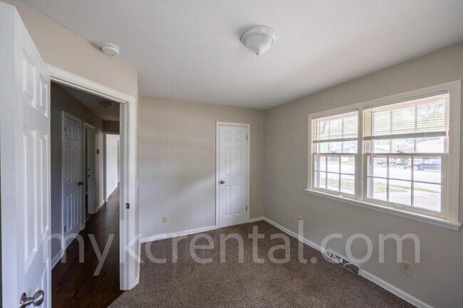 Building Photo - 9108 W 95th St