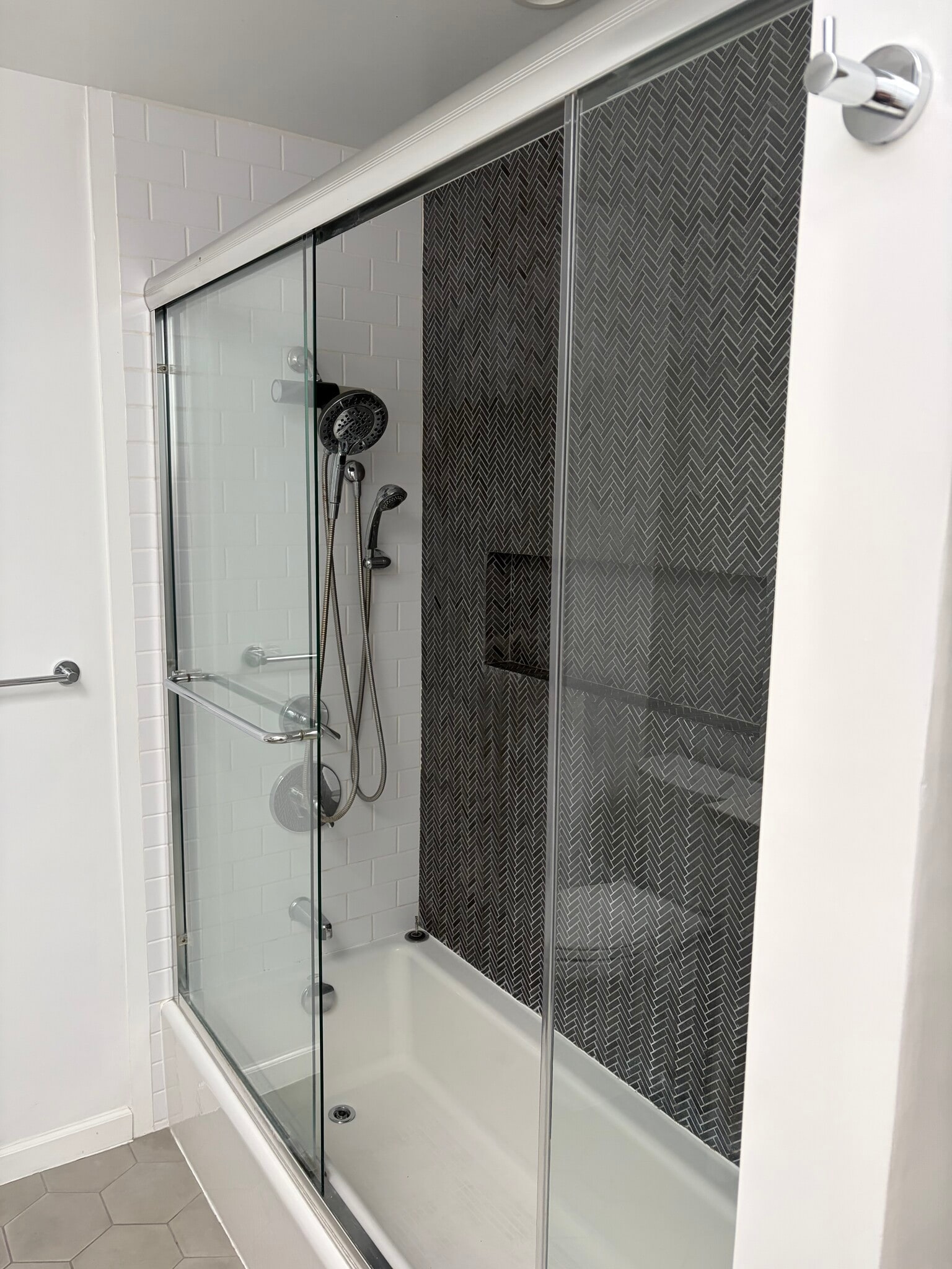 recent updated shower and steel tub - 4900 Overland Ave