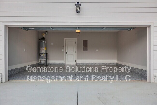 Building Photo - 3006 Hathaway St