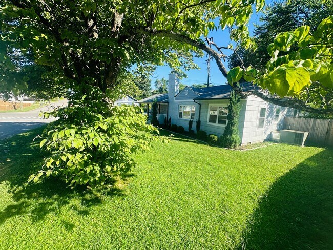 Building Photo - Urban setting w/ incredible fenced in back yard. 3 bed/2bath + detached office building