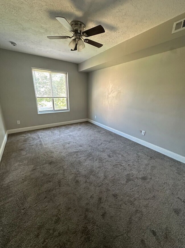 Building Photo - Beautiful Bountiful Home!