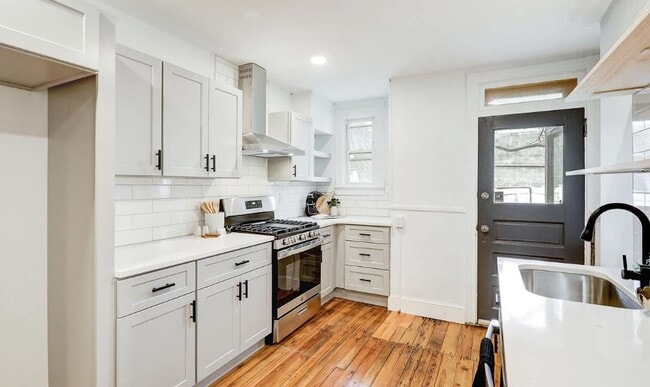 Building Photo - 4BR Lancaster Home in School District | Modern Kitchen, Hardwood Floors & Central Air!!