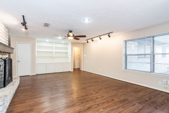 Building Photo - 10123 Sagerock Dr