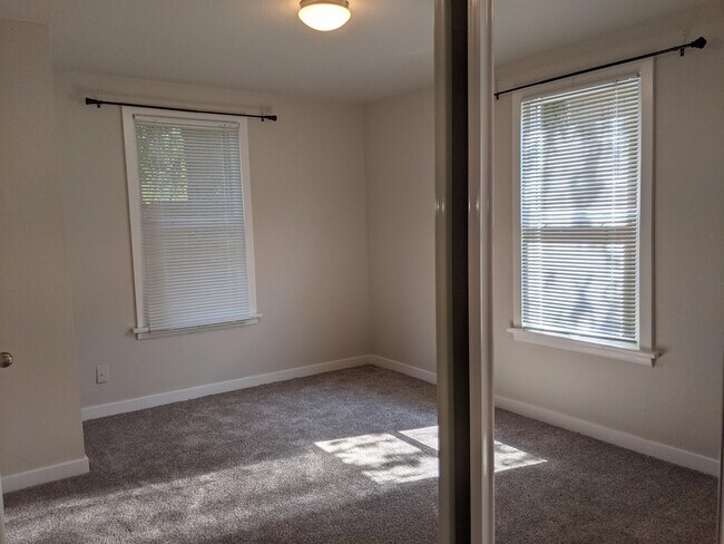 Building Photo - 8285 Meadowbrook Way SE