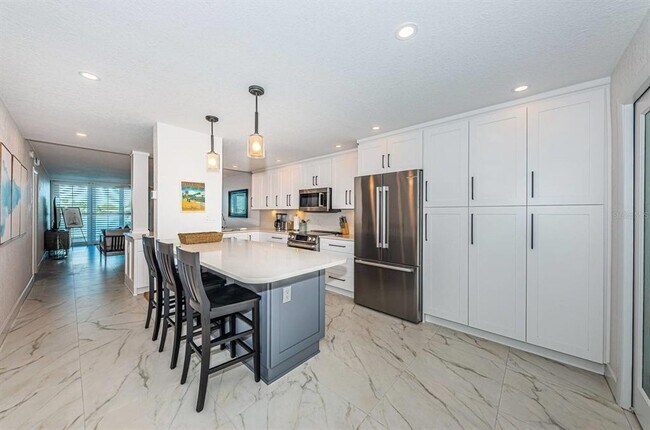 Building Photo - 6083 Bahia Del Mar Cir N