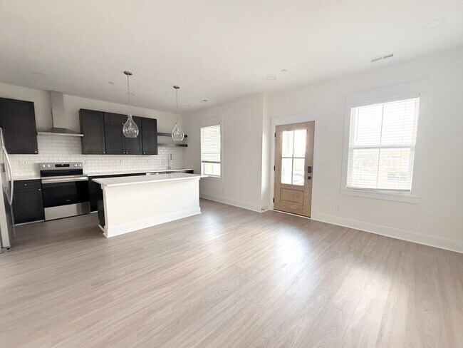 Building Photo - Spacious 4-Bedroom Townhome at Highbury + Summer Special
