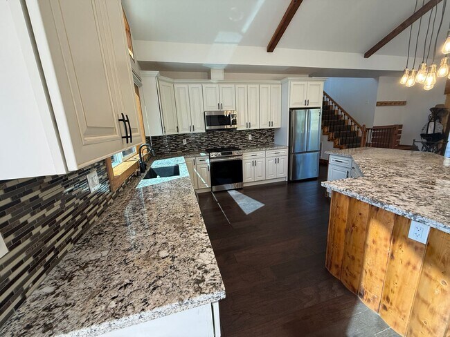 Building Photo - Stunning 4-Bedroom Home with Amazing Views, EV Charger & Solar in Big Bear!