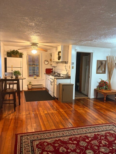 living area - 895 Old Wilmington Rd