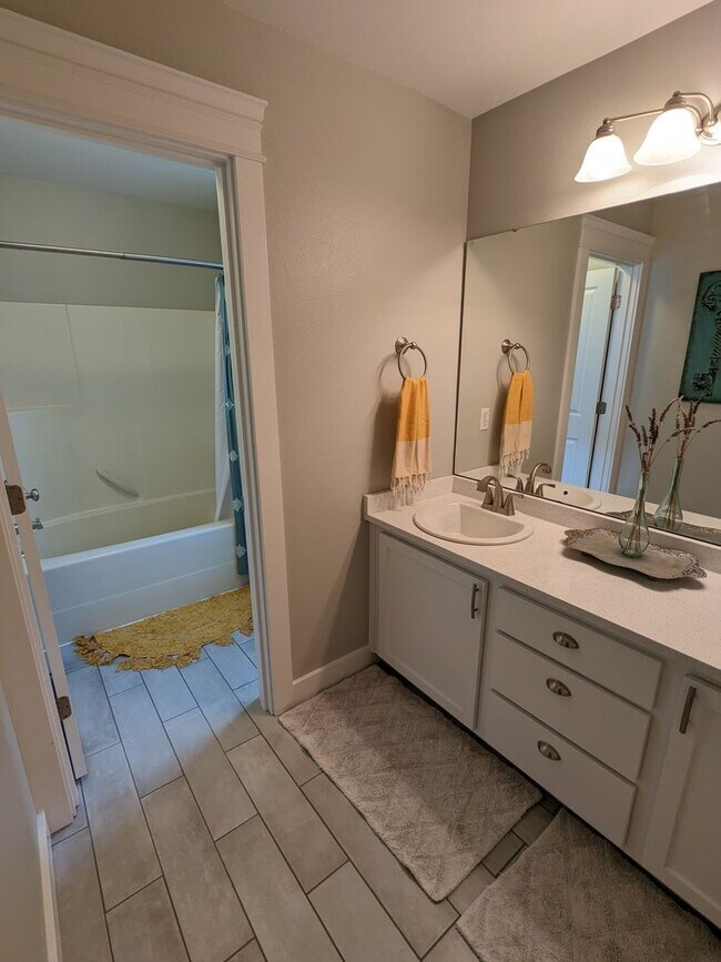 Building Photo - Large 3BD plus bonus rm and den