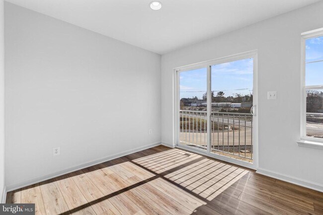 Building Photo - 442 Peleton St