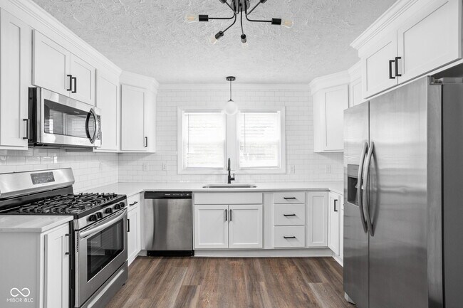 Building Photo - 413 E Caven St