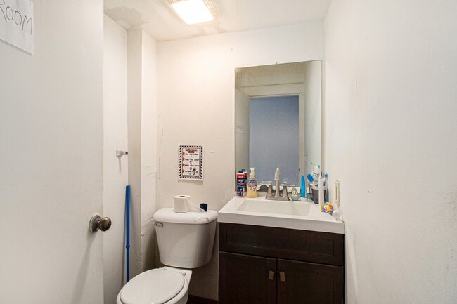 Building Photo - 716 e kingsley-