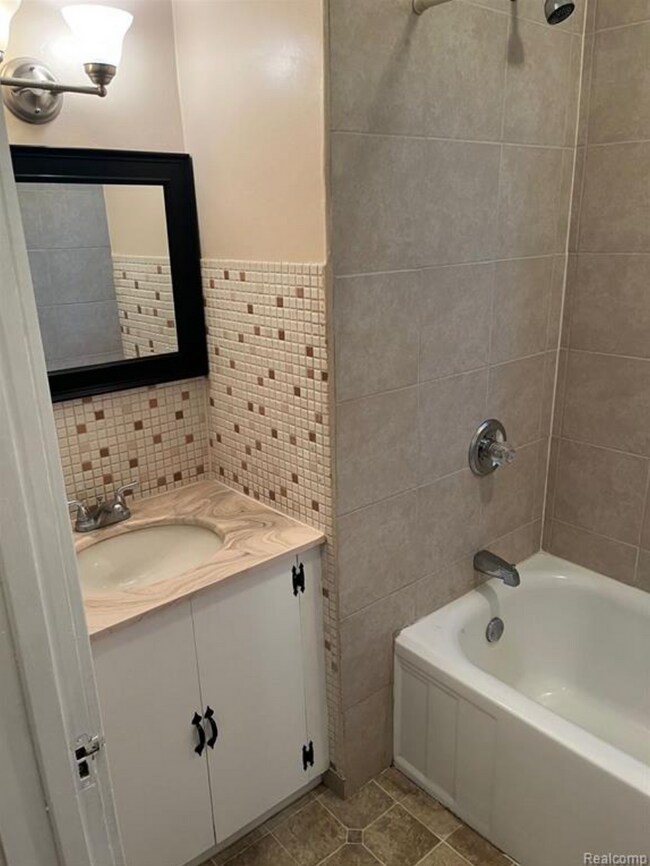 Building Photo - Cozy Home with Expansive Yard