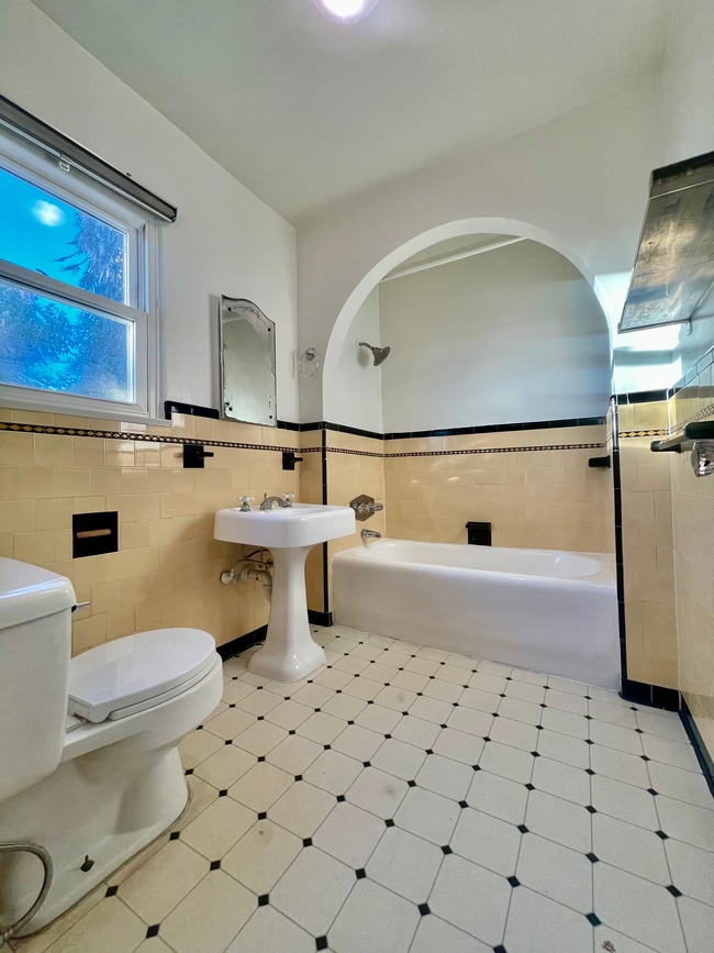 Building Photo - 1362 S Stanley Ave