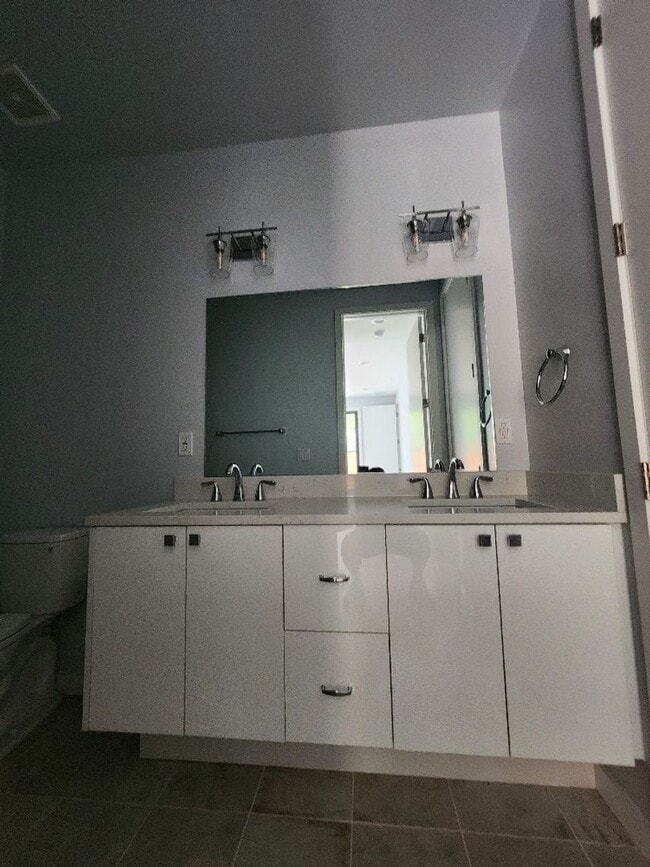 Building Photo - Beautiful 3-Bed, 3.5-Bath Townhome in Tamp...