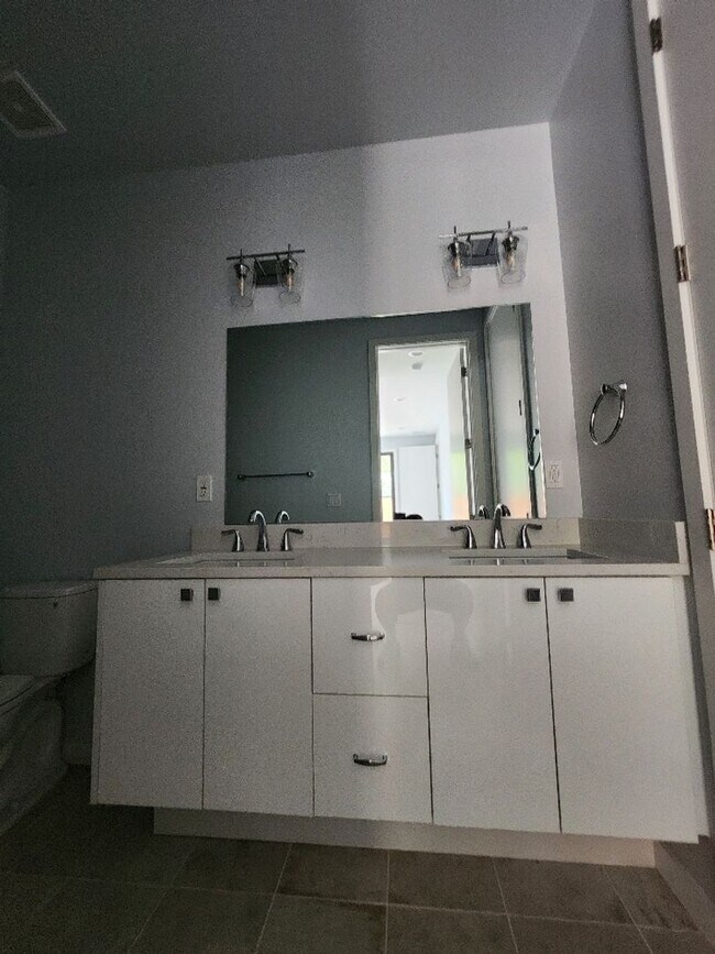 Building Photo - Beautiful 3-Bed, 3.5-Bath Townhome in Tampa (MOVE-IN SPECIAL, 50% OFF 2ND MONTH)