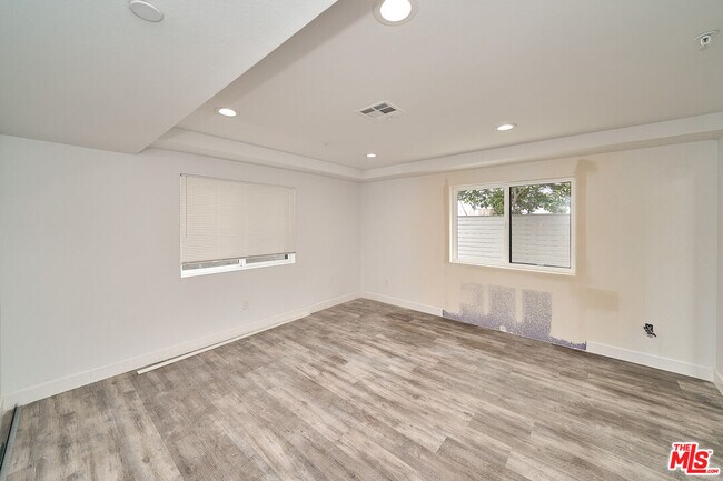 Building Photo - 601 1/4 W 41st Pl