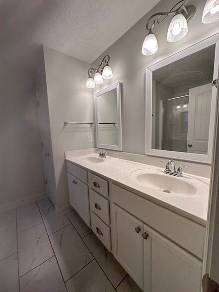 double Vanity - 3051 Stanhope Dr