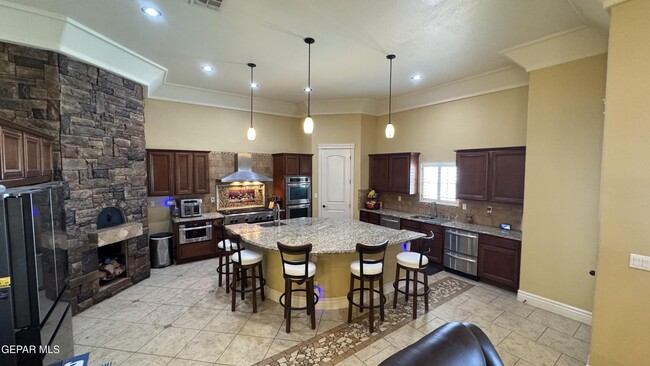 Building Photo - 7381 Black Mesa Dr