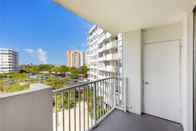 Building Photo - 1300 NE Miami Gardens Dr