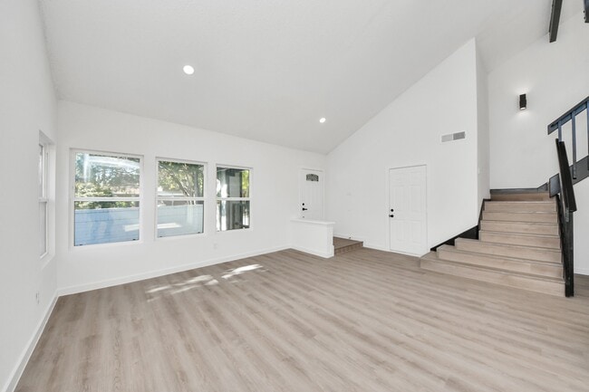 Building Photo - 2911 Meadowgrass Ln