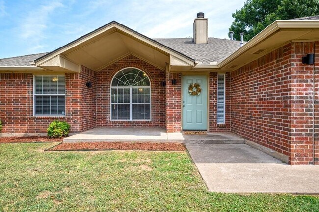 Building Photo - 1501 Tree Line Dr