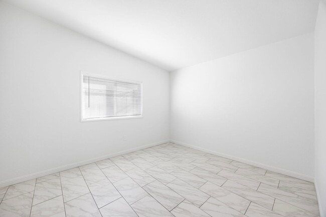 Building Photo - 3 Bedroom Duplex with Washer Dryer