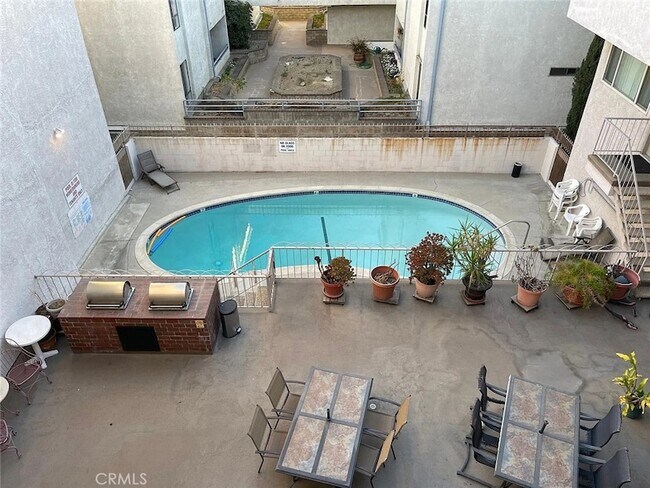 Building Photo - 617 E Angeleno Ave