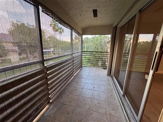 Building Photo - 606 Gardens Dr