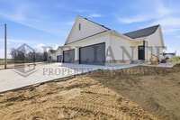 Building Photo - 5249 N Pinecrest Ct
