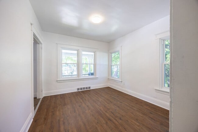 Building Photo - Renovated Large 4 Bedroom House in McKeesp...