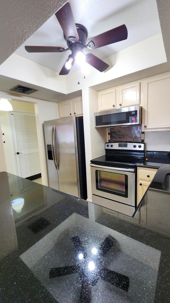 Building Photo - 105 S Riverside Dr