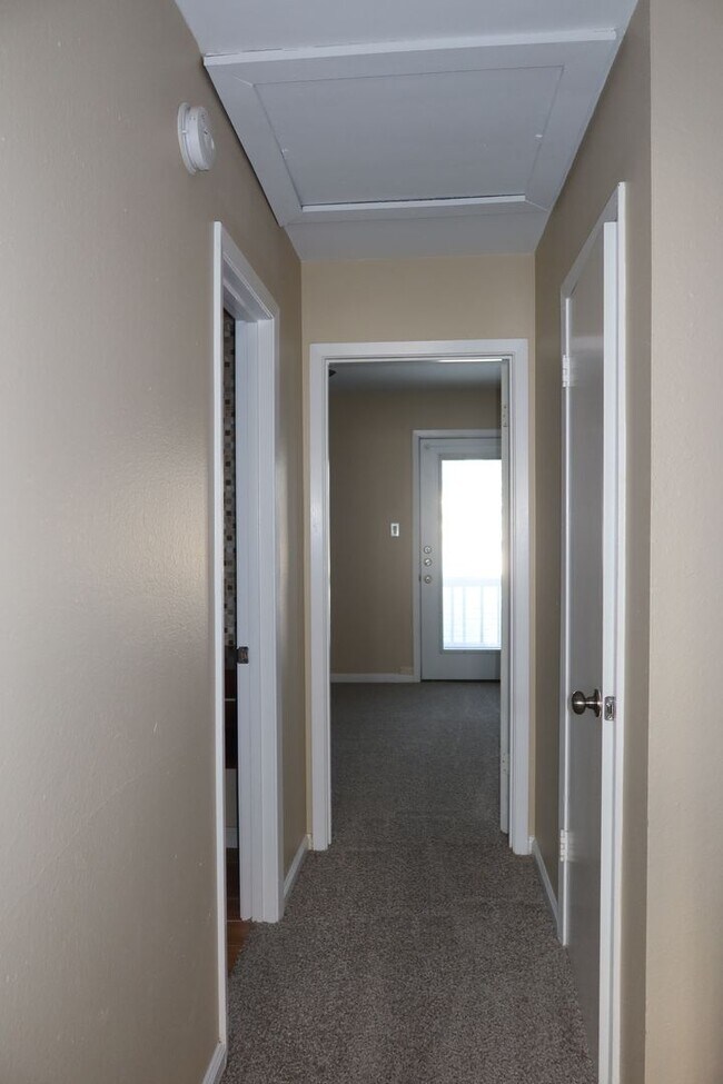 Building Photo - K246 - South Oak #102