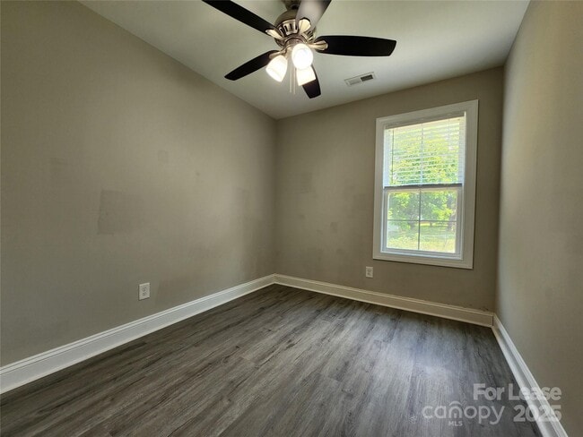 Building Photo - 2210 Brookview Ave