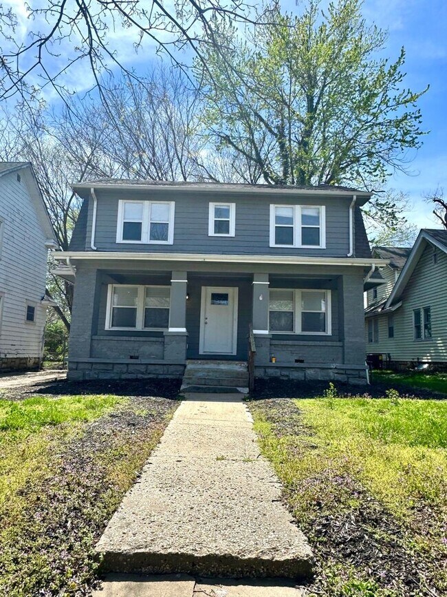 Building Photo - Spacious 3 Bedroom Home