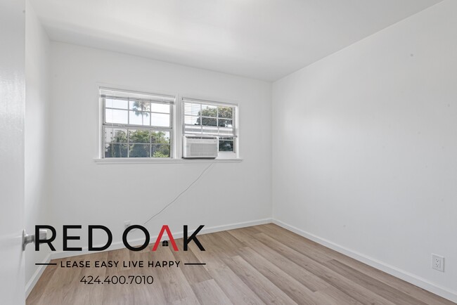 Building Photo - Sun-Drenched One Bedroom with Beautiful Ha...