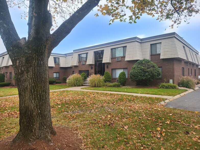 Building Photo - 1 Hallmark Gdns