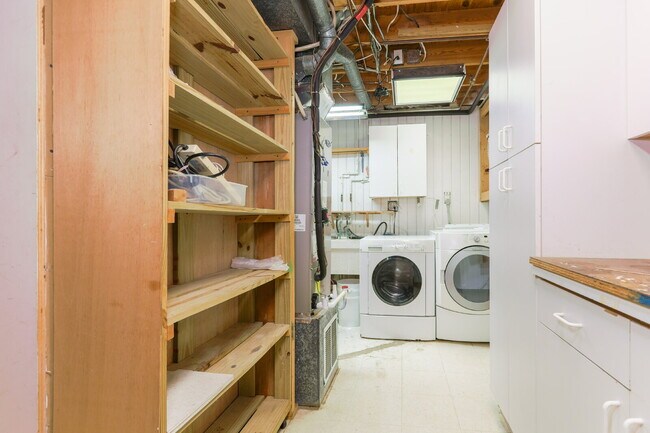 Building Photo - Bright and Spacious Townhome Living Near Reston