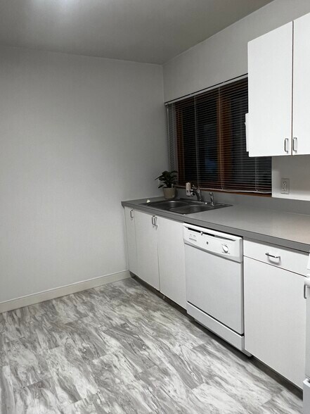 Building Photo - 1049 Danby Rd