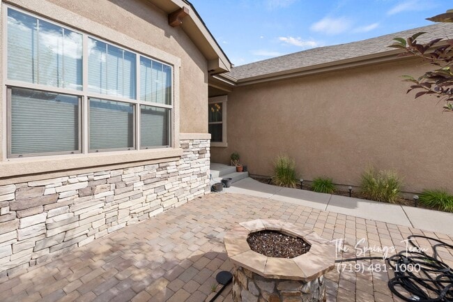 Building Photo - BEAUTIFUL 4BD + OFFICE MAIN-LEVEL LIVING H...